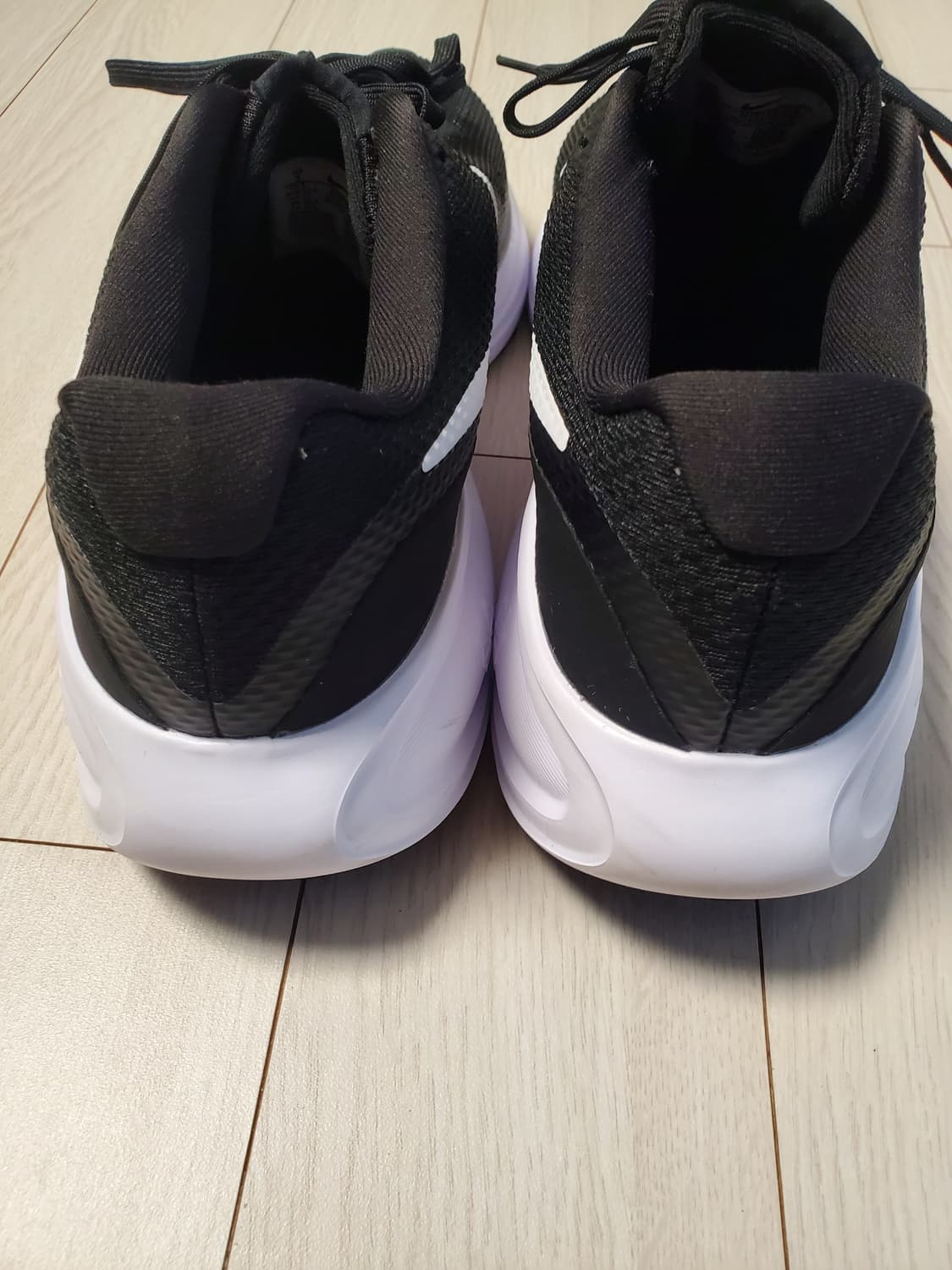 새상품급)나이키 러닝화 레볼루션 8 운동화 사이즈270

여러 중고사이트 상품이미지5