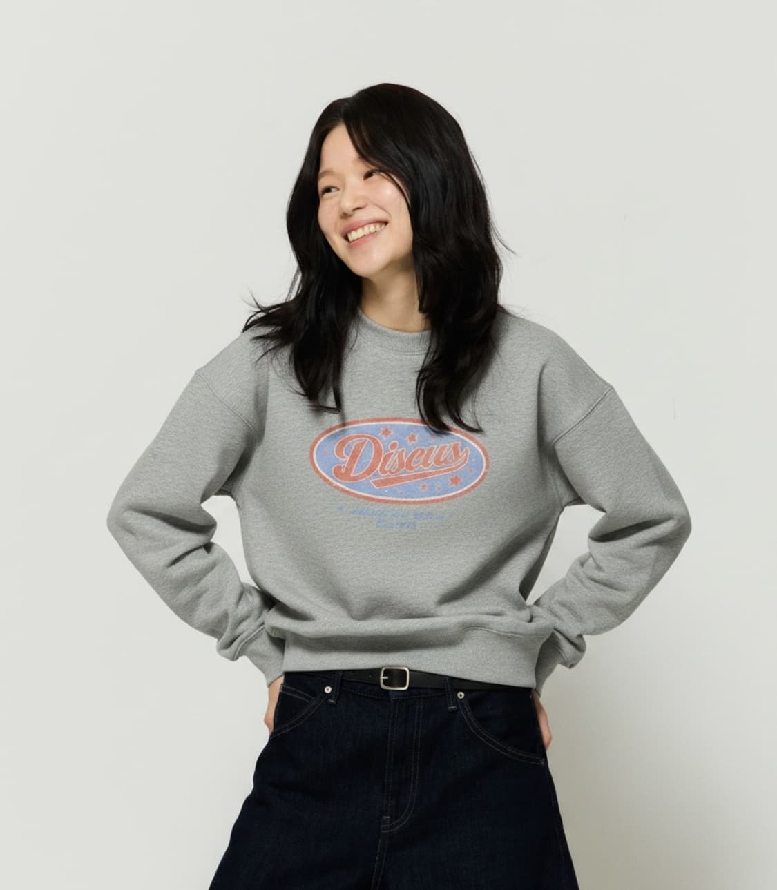 디스커스애슬레틱 우먼즈 크롭핏 오벌 로고 스웨트 셔츠 상품이미지1
