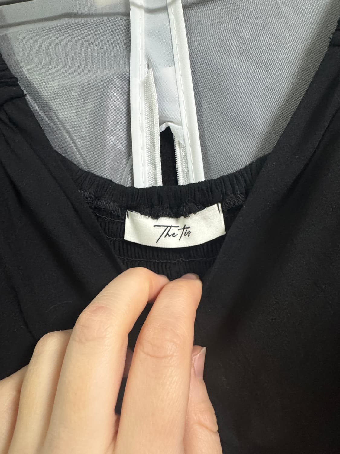 더티스 트위스트 프론트 퍼프 블라우스 블랙 상품이미지3