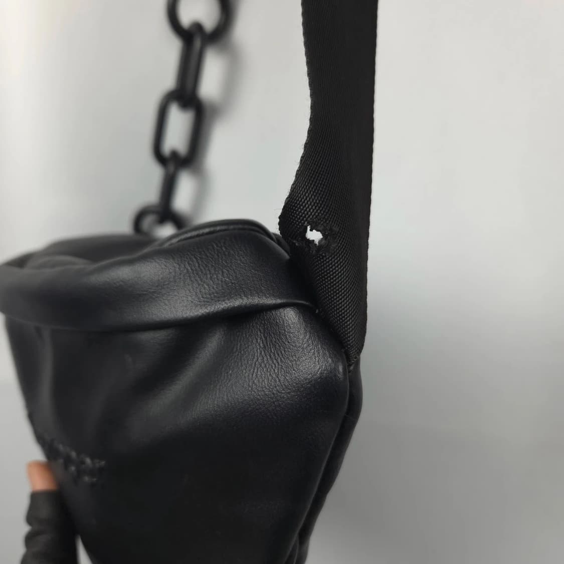 매너앤대퍼 체인 블랙 힙색 슬링백 상품이미지4