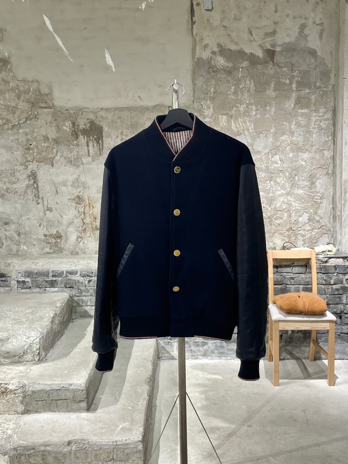 톰브라운 다크 네이비 금장 울 바시티 자켓 상품이미지1