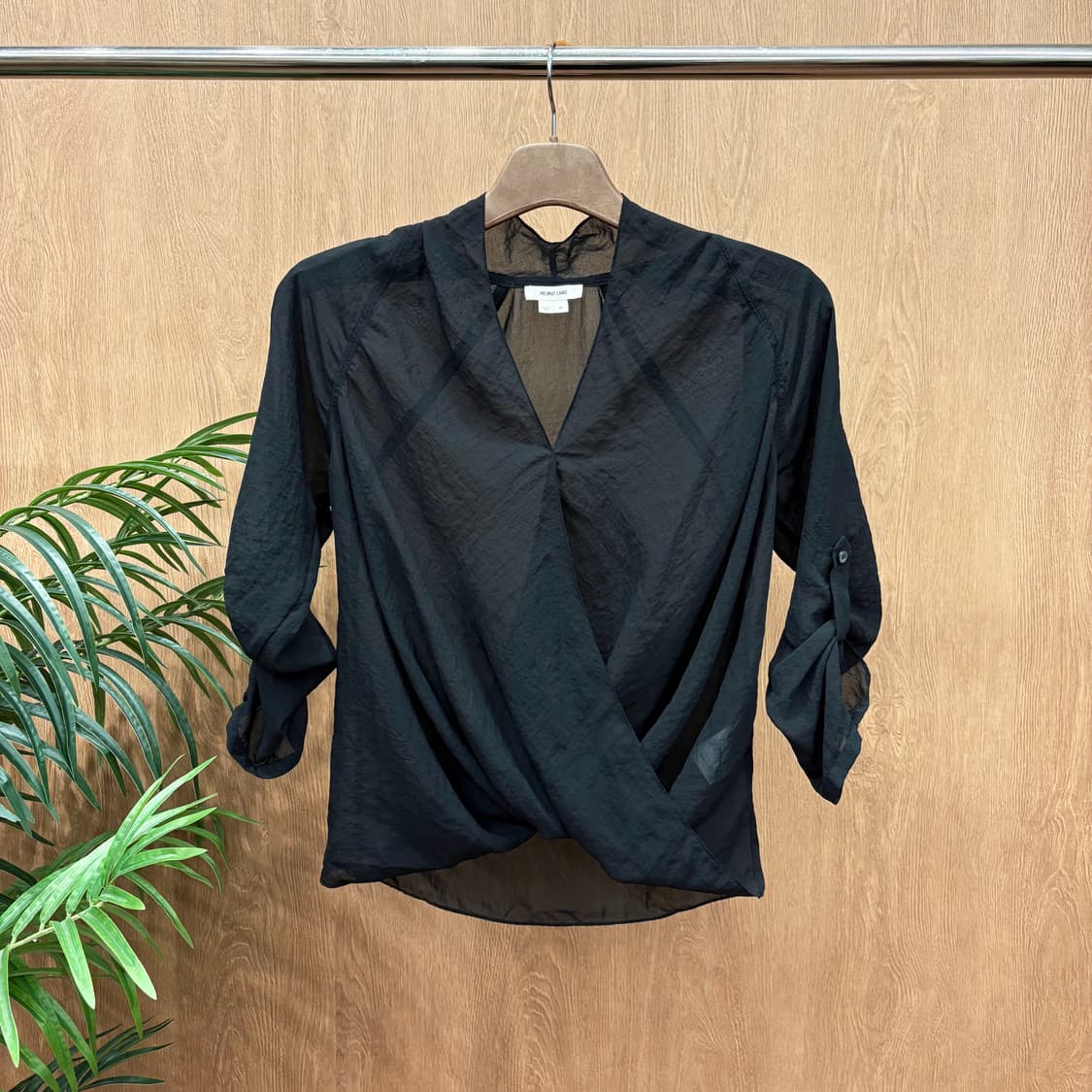  헬무트랭 시스루 블라우스 브이넥 밑단 셔링 소매 버튼 디테일 블랙 상품이미지1