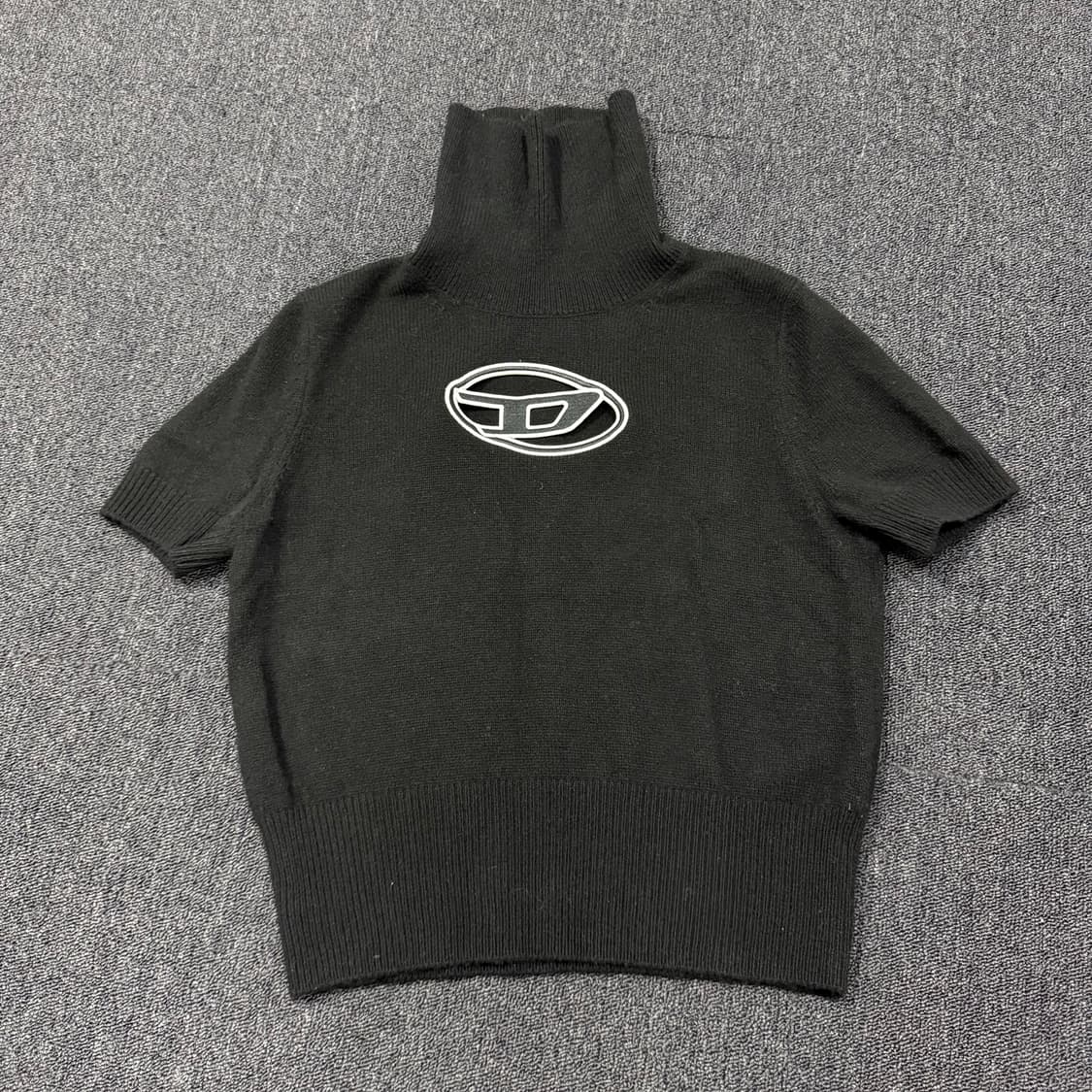 디젤 컷아웃 로고 터틀넥 니트 반팔 상품이미지1