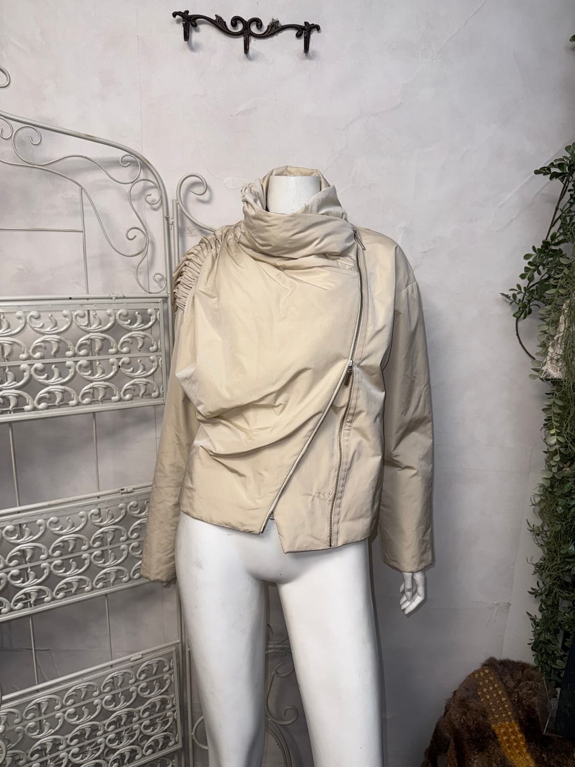 Ivory draped shirring two ways puffer 상품이미지1