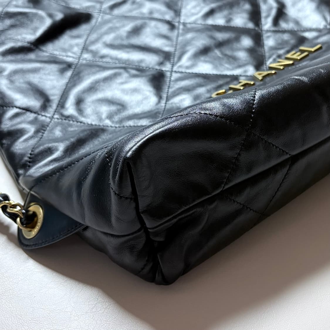 [거의 새제품] 정품 샤넬 22백 미듐 블랙 금장 체인 (숄더백/백팩) 상품이미지5