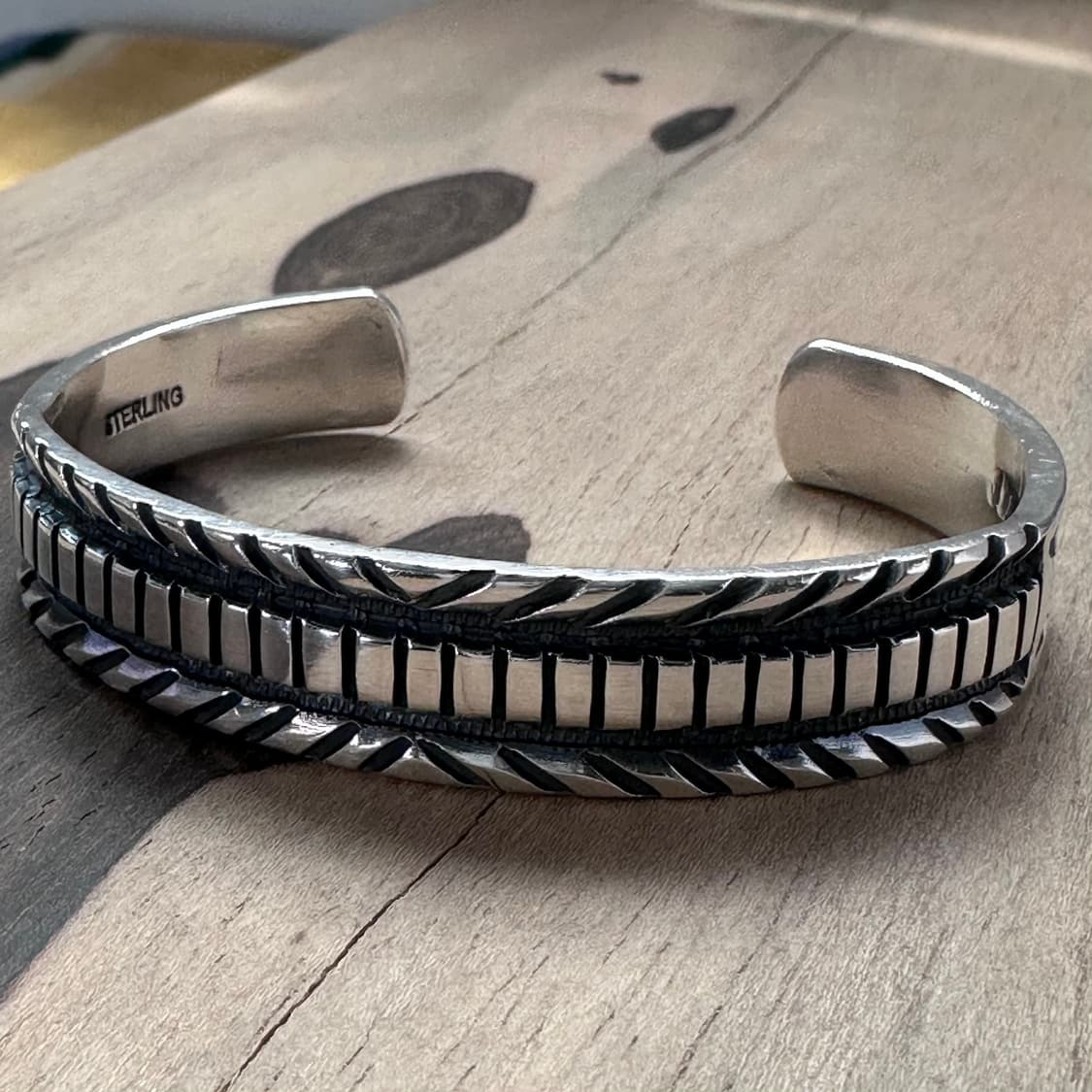 [네이티브 아메리칸] Jerrold Tahe 스탬프 헤비 커프 상품이미지1