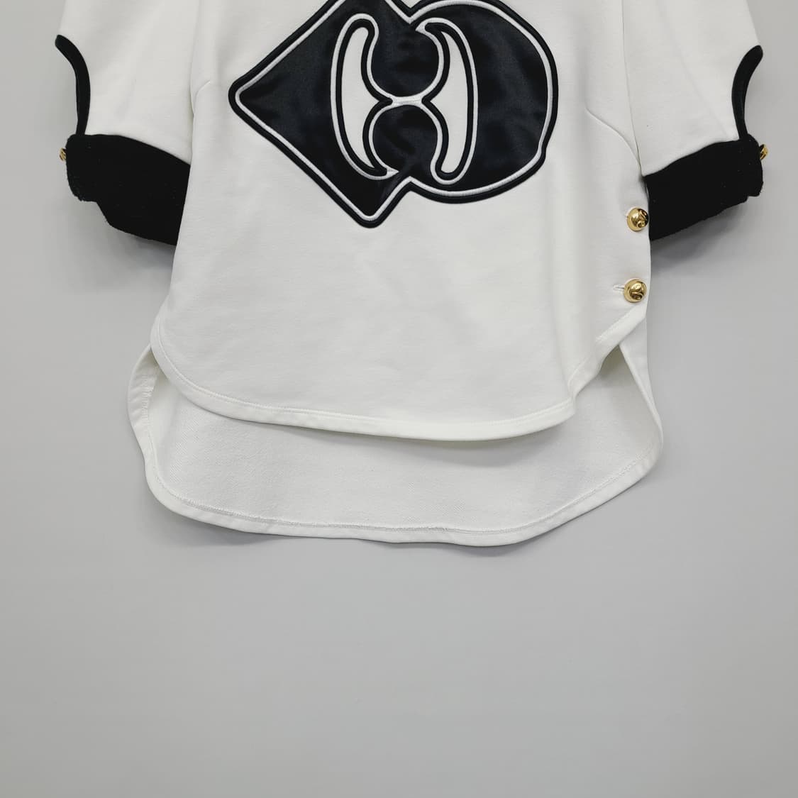 럭키슈에뜨 로고 자수 언발 버튼 맨투맨 (38) 상품이미지4