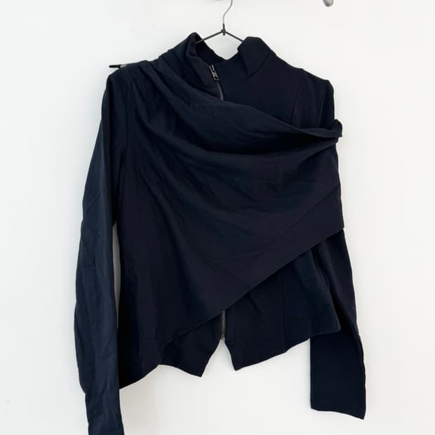detail zip up