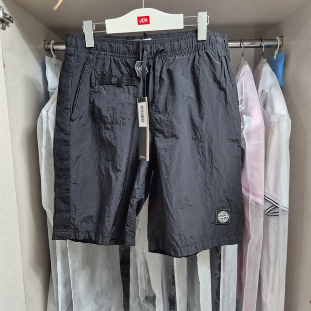 새상품 미시착 24년식 M-30-32 스톤아일랜드 메탈나일론 반바지