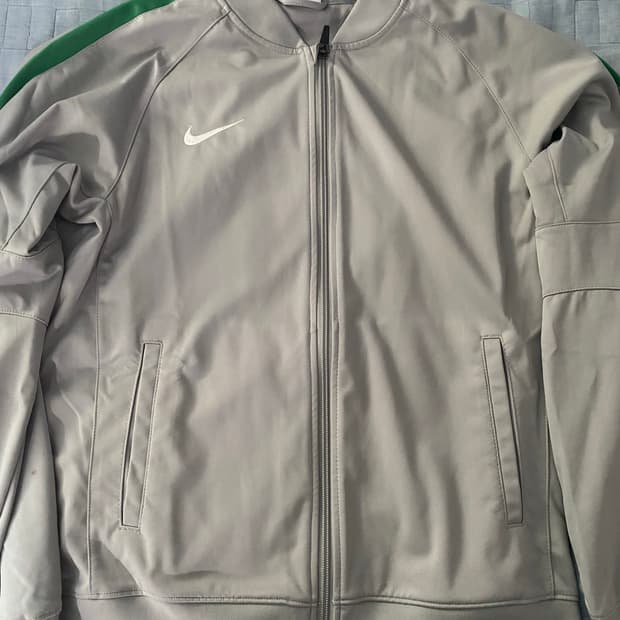 회색 나이키 져지