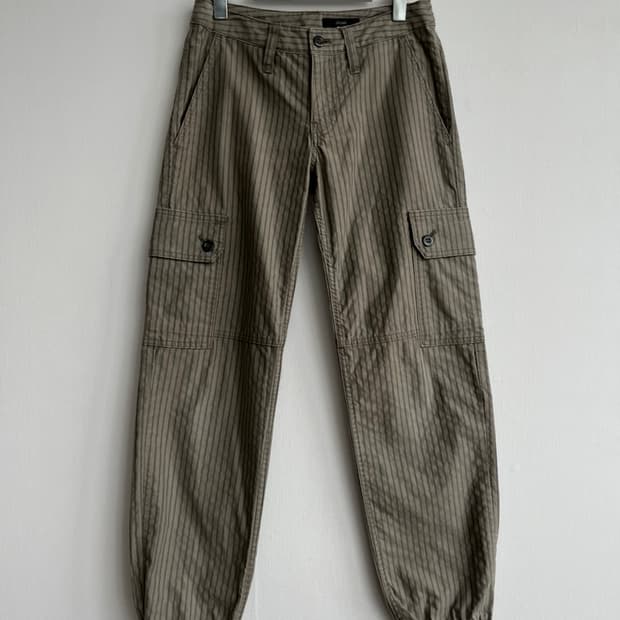 올리브 카키 핀스트라이프 카고 조거 팬츠
