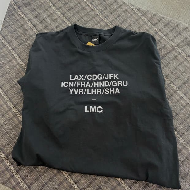 LMC 블랙 공항코드 반팔티