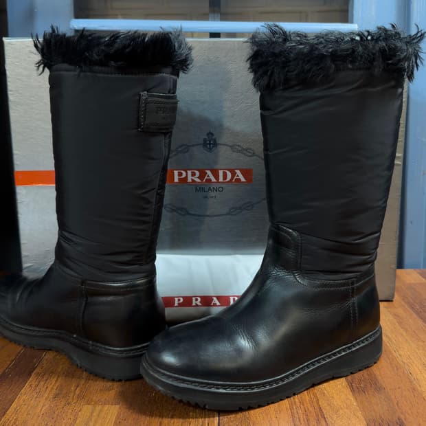 프라다 패치 디테일 퍼 부츠