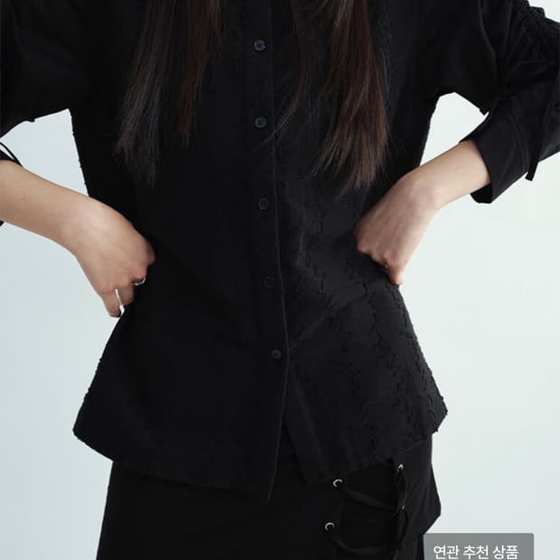 밀로 우먼 텍스처 커브 스트랩 셔츠 블랙