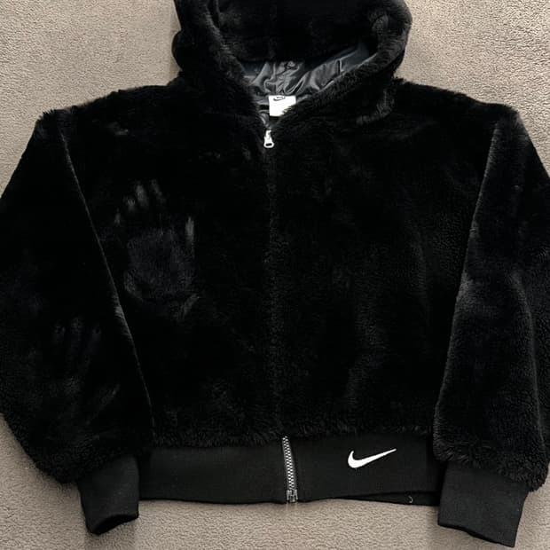 나이키 에센셜 페이크퍼 자켓 처분 