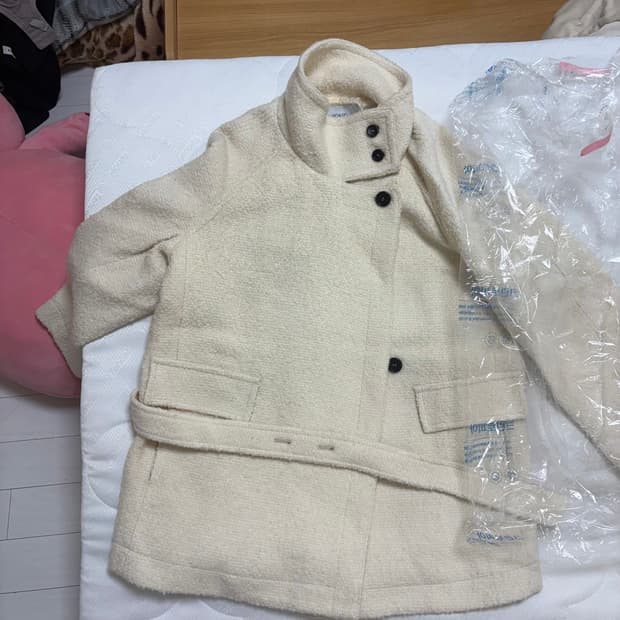 온앤온 부클 하이넥 하프 코트