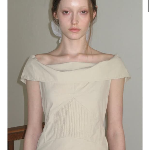 시눈 Off-Shoulder Pintuck 블라우스 라이트베이지