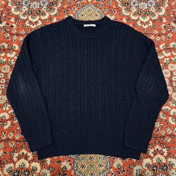 [L] 수아레 케이블 꽈배기 네이비 니트