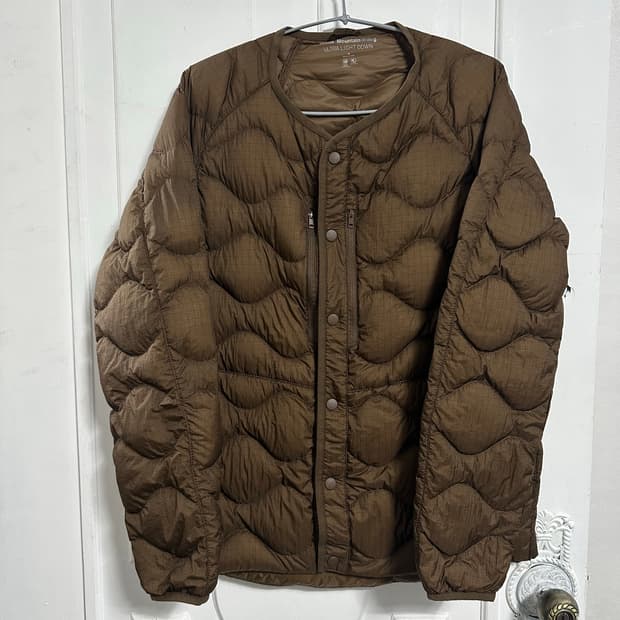 유니클로 화이트마운티니어링 울트라라이트 다운