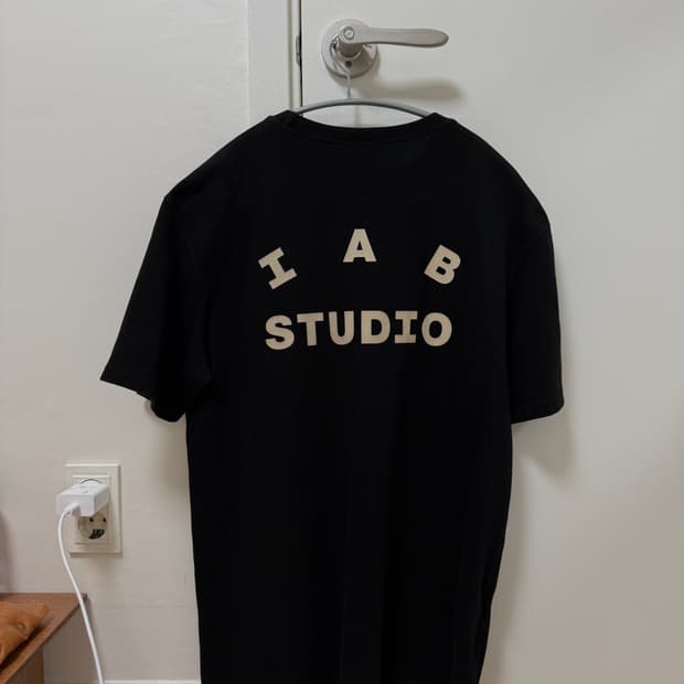 (L) 아이앱스튜디오 블랙 글로우 반팔 티셔츠