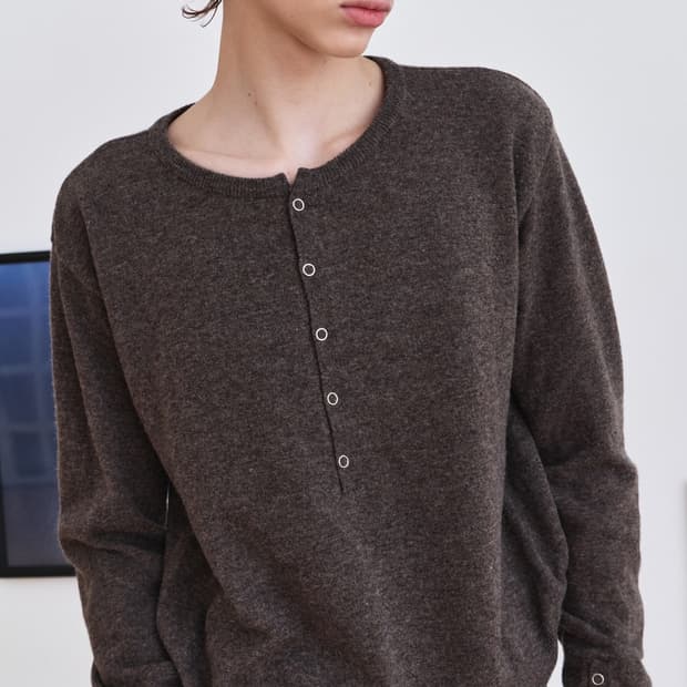 웨이비니스 Low Tide Henley-neck Knit - Brown