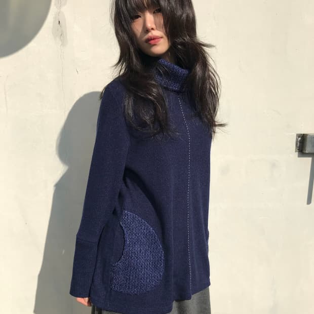 스티치 디테일 목폴라 니트 