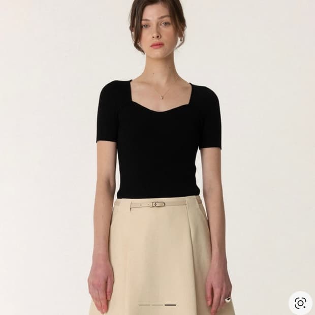 킨더살몬 우먼 하트 넥 하프 니트 탑 블랙