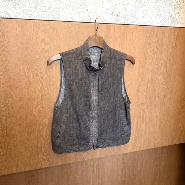 빈티지 하이넥 슬리브리스 집업 넥 버튼 디테일 레귤러핏 브라운