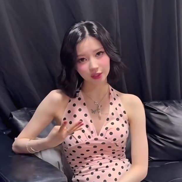 아사지효 착용 스컬프터 SCULPTOR 도트 홀터 탑 핑크