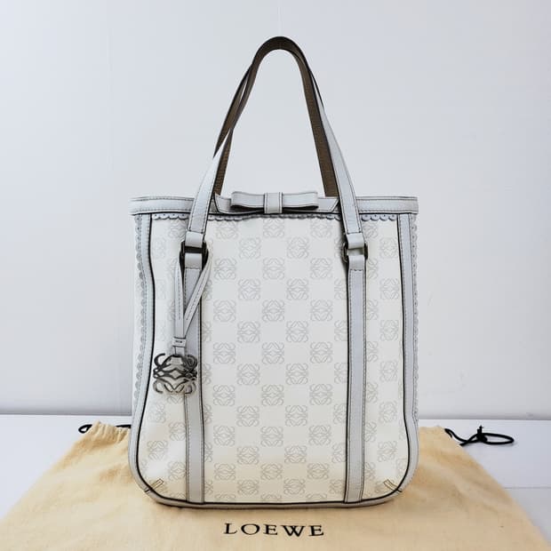 정품 로에베 아나그램 화이트 토트백