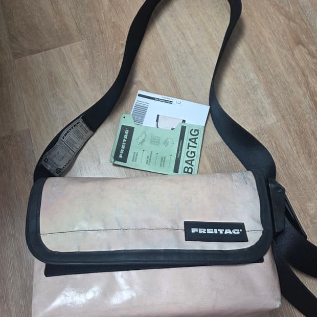 프라이탁 하이파이브오 연한 오렌지 색상