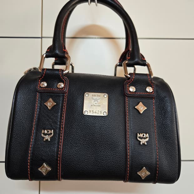 MCM 정품 블랙 레더 은장로고 미니 토트백