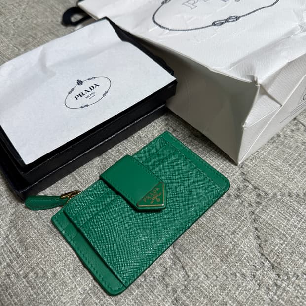 프라다 사피아노 레더 카드홀더 지갑 망고 컬러