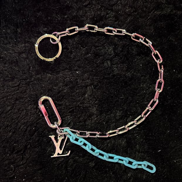 루이비통 체인 LV 쉐이프 백 참 키 홀더