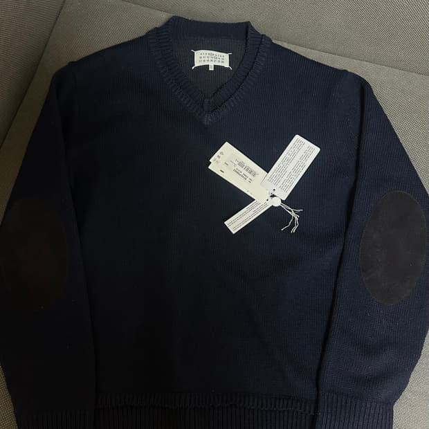 마르지엘라 엘보우패치 브이넥 니트