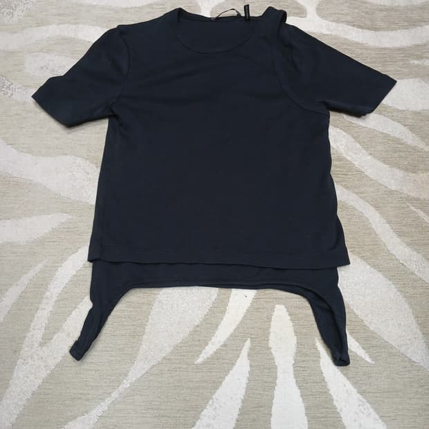 헿무트랭 (HELMUT LANG) 비대칭 컷아웃 티셔츠 