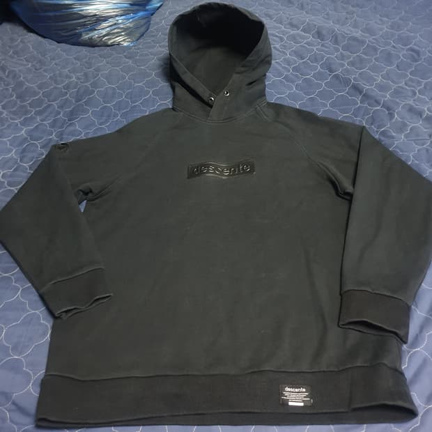 (단종매물) 데상트 실리콘 레터링 박스로고 후드티 블랙 (110)