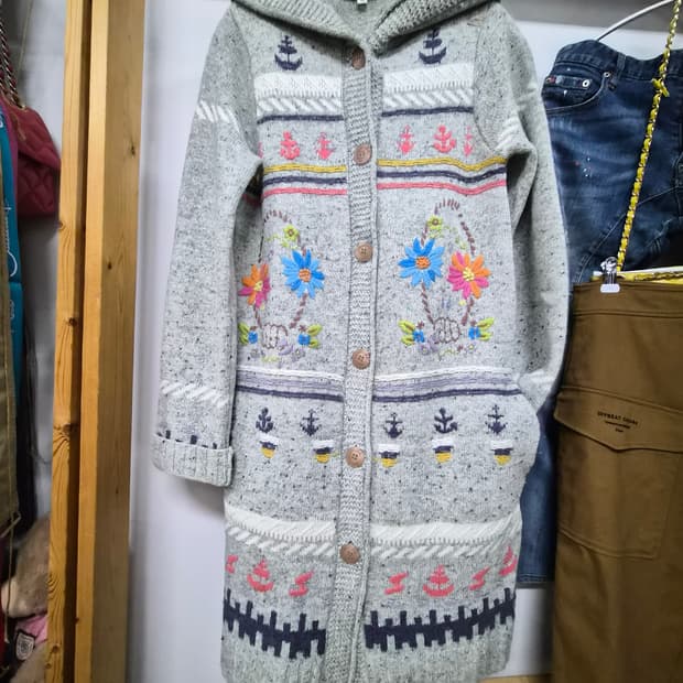 써스데이아일랜드 자수 후드롱 가디건