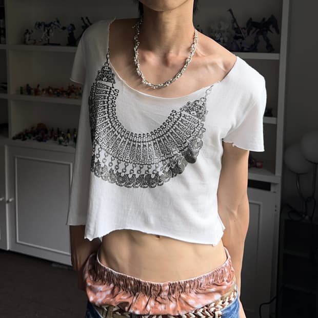 체인 와이드 넥 크롭 티셔츠