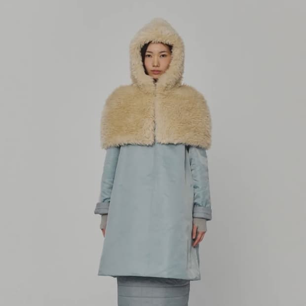 아모멘토 REVERSIBLE HOODED SHEARING CAPE