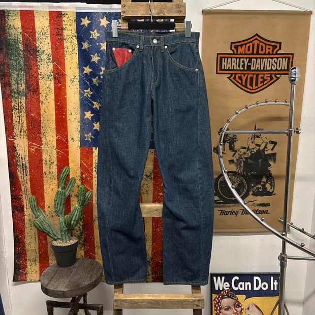 리바이스X코카콜라 레더포켓 3D 커브드진 인디고 데님팬츠 N395