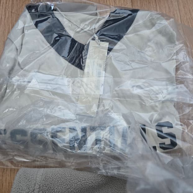 정품 Essentials 브이넥 티셔츠 밀 XL 새상품