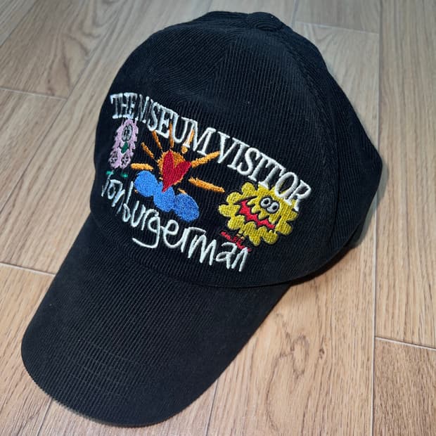 더뮤지엄비지터 x 존 버거맨 핑키 윙키 & 찰리 볼캡 블랙
