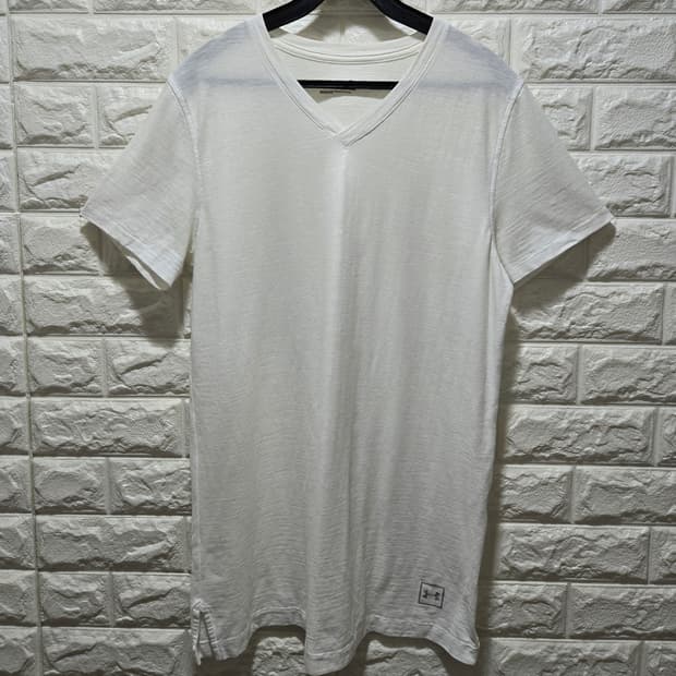 언더아머 브이넥 반팔티 95~100