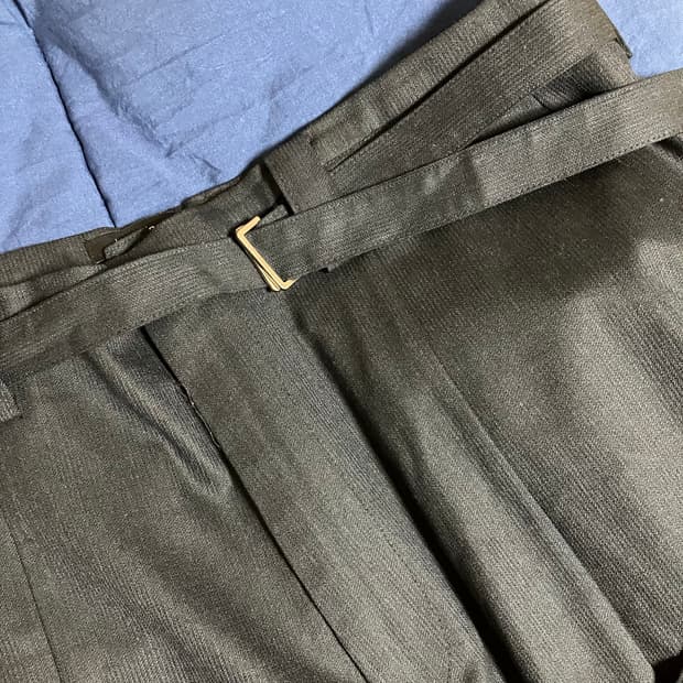 해칭룸 다트 벨티드 팬츠 V2 블랙 해링본 스트라이프