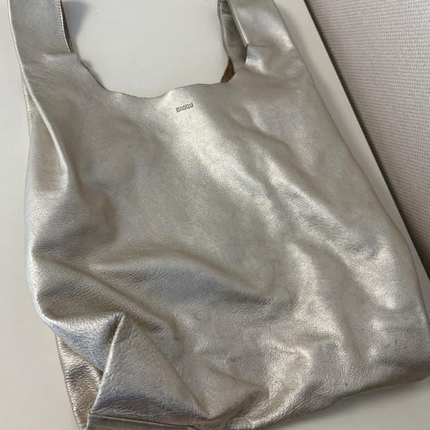 BAGGU 골드 메탈릭 가죽 숄더백