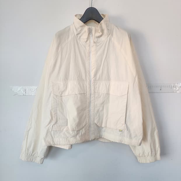 다이나핏 아이보리색 포켓 바람막이 점퍼