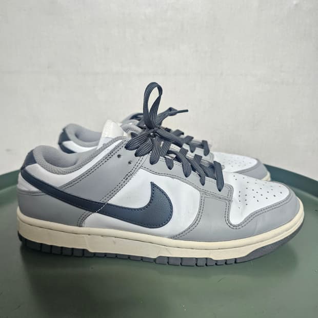 255나이키 덩크 로우 회색/흰색 운동화