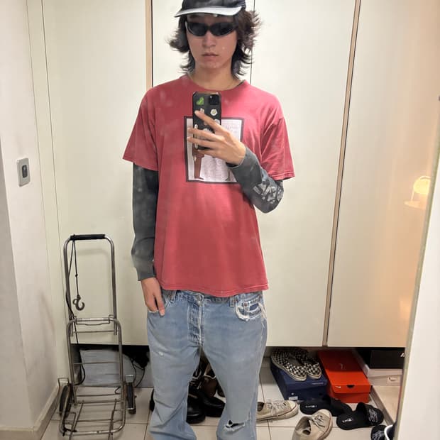 90s helmet band tee
