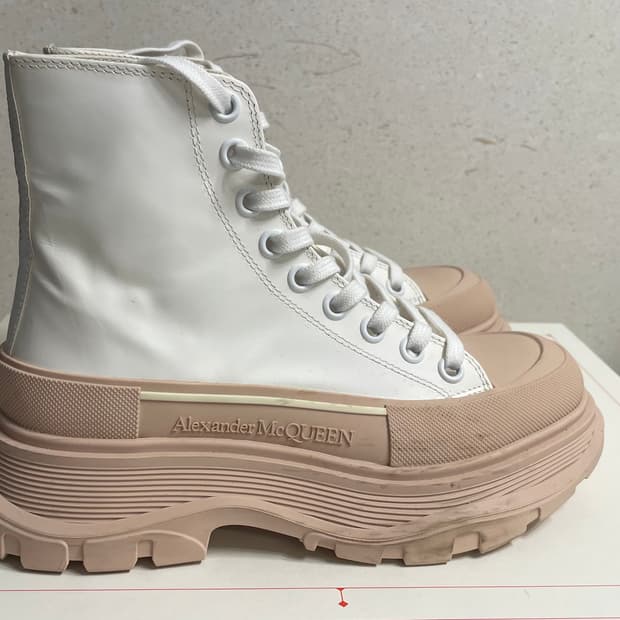 알렉산더 맥퀸 화이트 핑크솔 트레드슬릭 부츠